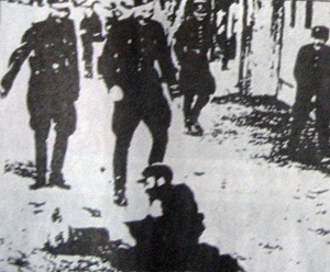 Добровольцы из «Нахтигаля» издеваются над евреем, Львов, 1941 г)
